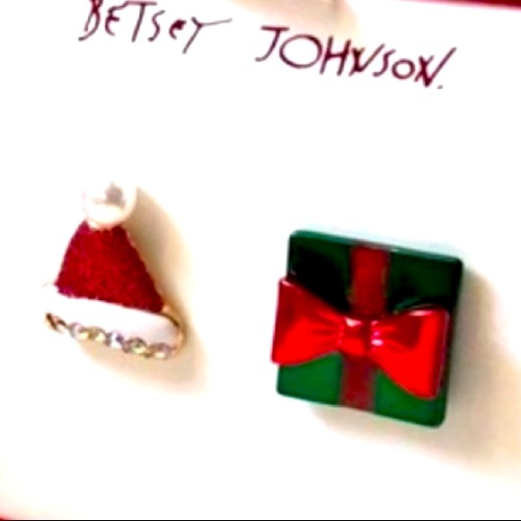 New BETSEY JOHNSON
Santa Hat Mismatched Stud Earrings - Picture 10 of 13
